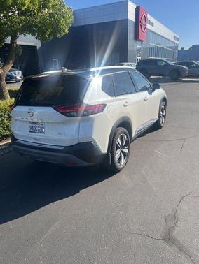 Pearl White Tricoat/Super Black 2021 Nissan Rogue SL