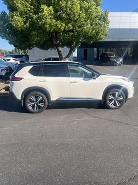 Pearl White Tricoat/Super Black 2021 Nissan Rogue SL