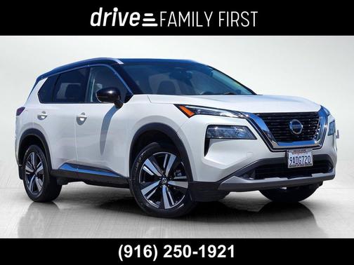 Pearl White Tricoat/Super Black 2021 Nissan Rogue SL