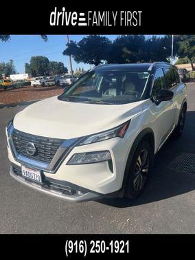 Pearl White Tricoat/Super Black 2021 Nissan Rogue SL