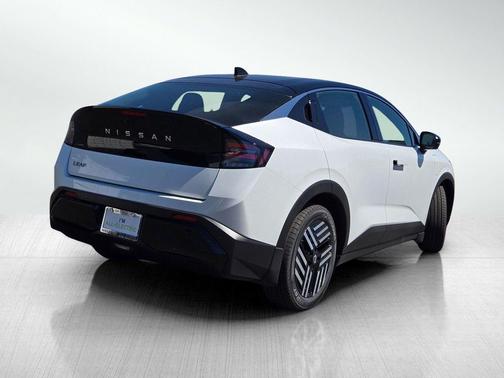 Everest White Pearl/Black 2026 Nissan Leaf SV+