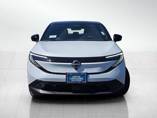 Everest White Pearl/Black 2026 Nissan Leaf SV+