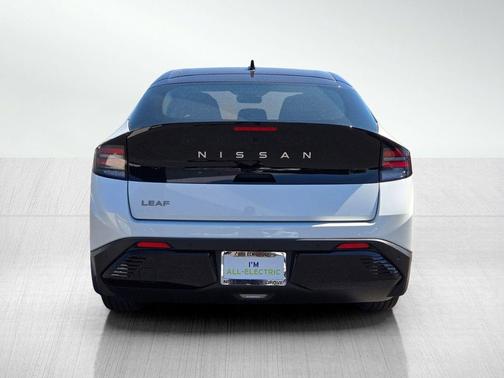 Everest White Pearl/Black 2026 Nissan Leaf SV+