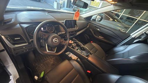 Everest White Pearl 2024 Nissan Rogue SV