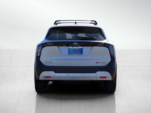 Aspen White Tricoat 2026 Nissan Kicks SR