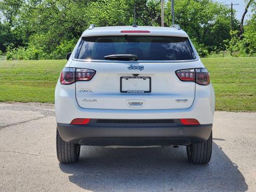 Bright White Clearcoat 2022 Jeep Compass Latitude Lux