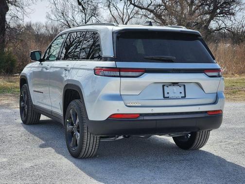 Silver Zynith 2026 Jeep Grand Cherokee Limited
