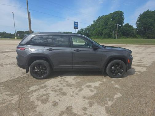 Metallic 2023 Jeep Grand Cherokee Altitude