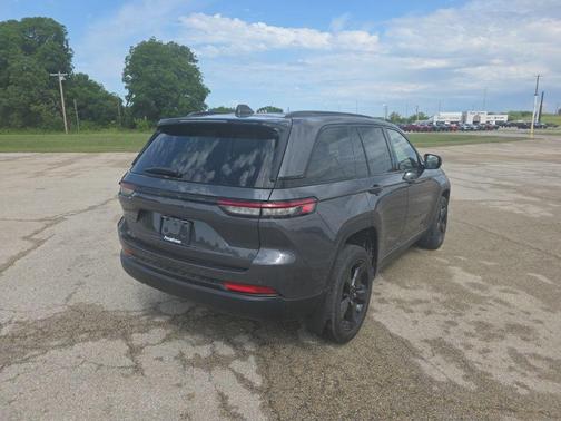 Metallic 2023 Jeep Grand Cherokee Altitude