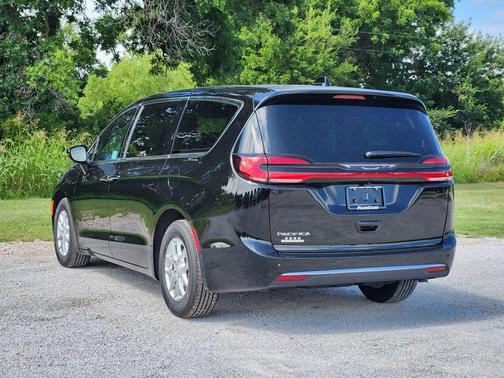 Diamond Black 2027 Chrysler Pacifica SELECT