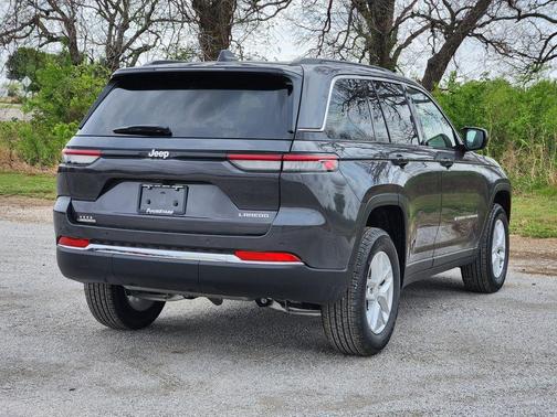 Metallic 2026 Jeep Grand Cherokee Laredo