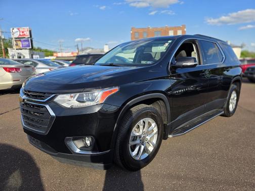 Mosaic Black Metallic 2019 Chevrolet Traverse LT Cloth