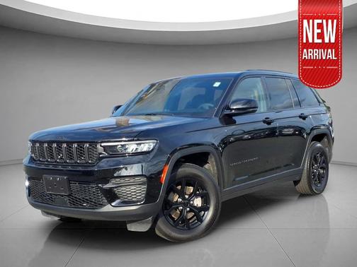 Diamond Black Crystal Pearlcoat 2025 Jeep Grand Cherokee Altitude