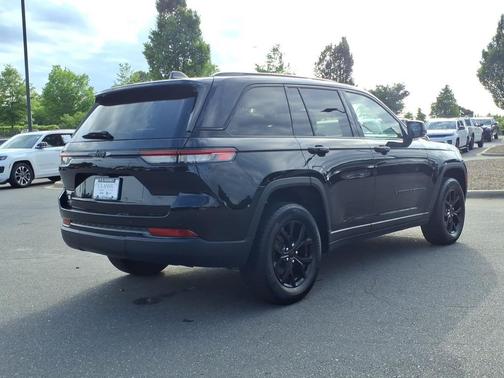 Diamond Black Crystal Pearlcoat 2025 Jeep Grand Cherokee Altitude