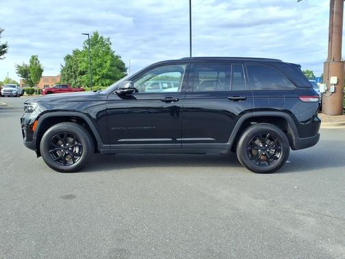 Diamond Black Crystal Pearlcoat 2025 Jeep Grand Cherokee Altitude
