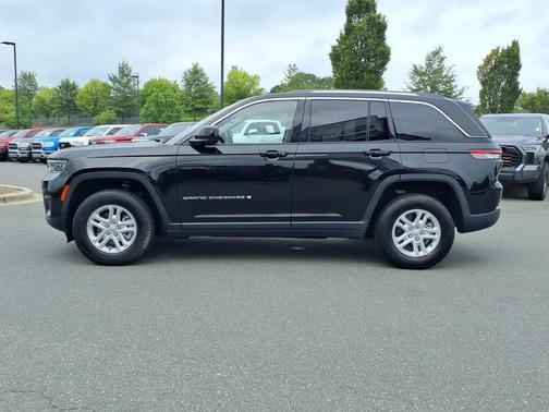 Diamond Black Crystal Pearlcoat 2022 Jeep Grand Cherokee Laredo