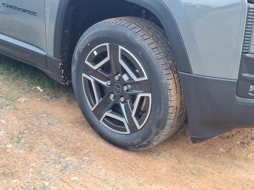 2026 Jeep Cherokee Laredo 4x4