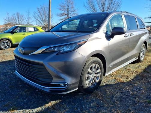 2021 Toyota Sienna XLE 8 Passenger