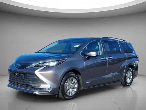 2021 Toyota Sienna XLE 8 Passenger