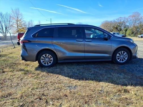 2021 Toyota Sienna XLE 8 Passenger