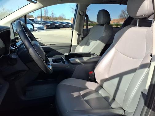 2021 Toyota Sienna XLE 8 Passenger