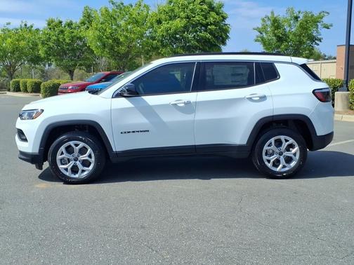 Bright White Clearcoat 2026 Jeep Compass Latitude