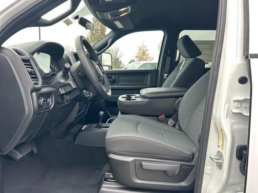 2024 RAM 2500 Tradesman Crew Cab 4x4 6'4' Box