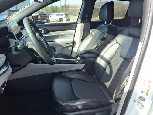 Bright White Clearcoat 2024 Jeep Compass Latitude