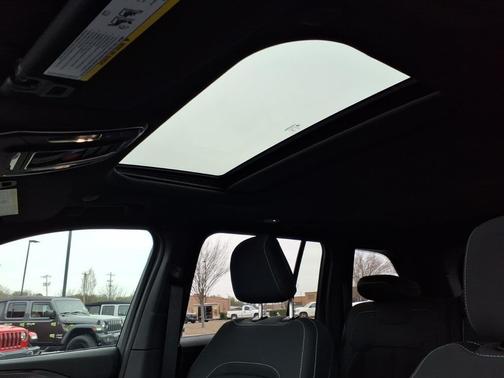 Velvet Red Pearlcoat 2026 Jeep Grand Cherokee Laredo