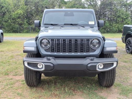 Anvil Clearcoat 2026 Jeep Gladiator Sahara 4x4