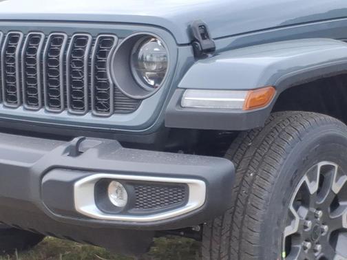 Anvil Clearcoat 2026 Jeep Gladiator Sahara 4x4