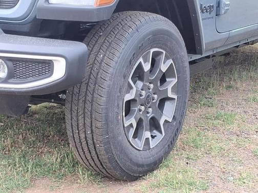 Anvil Clearcoat 2026 Jeep Gladiator Sahara 4x4