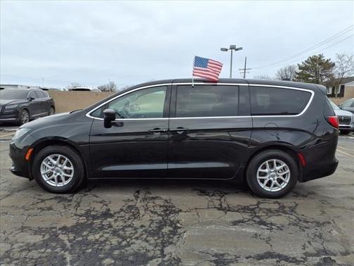 2022 Chrysler Voyager LX