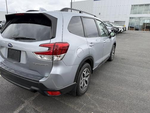 Ice Silver Metallic 2021 Subaru Forester Premium