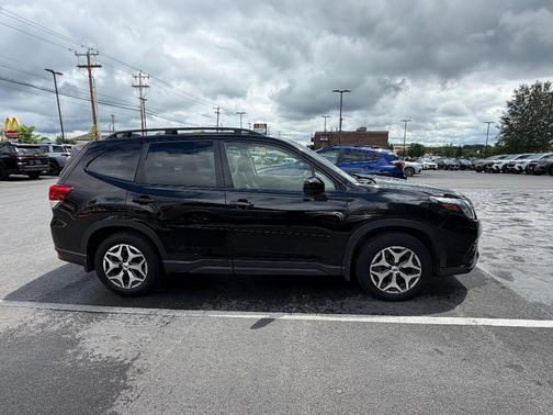 Crystal Black Silica 2023 Subaru Forester 2.5i Premium