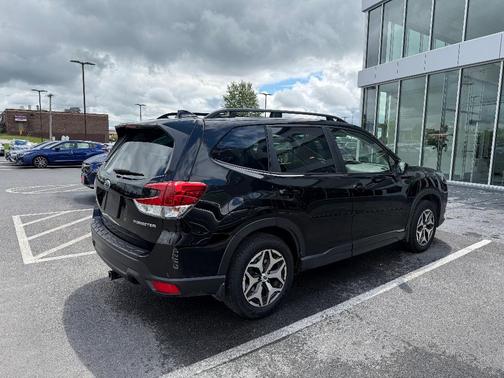 Crystal Black Silica 2023 Subaru Forester 2.5i Premium