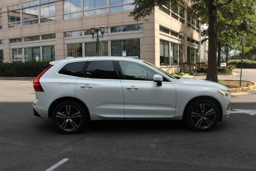 White 2019 Volvo XC60 T5 Momentum
