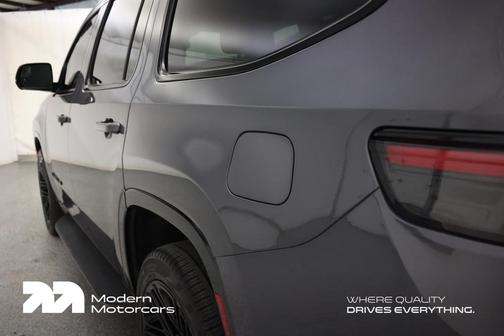 Baltic Gray Metallic Clearcoat 2024 Jeep Wagoneer Series II Carbide 4x4