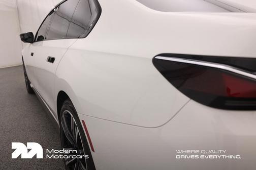 Alpine White 2024 BMW i7 M70