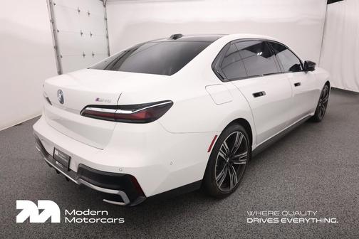 Alpine White 2024 BMW i7 M70