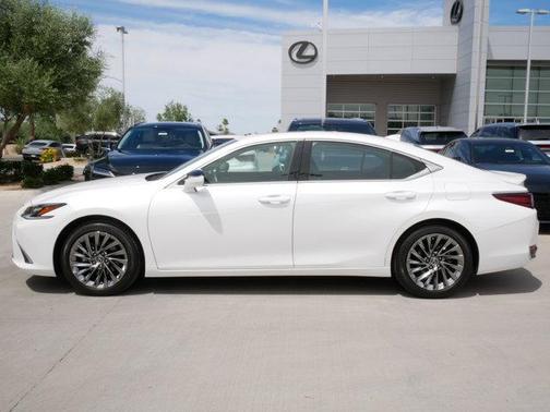 Eminent White Pearl 2024 Lexus ES 300h Luxury
