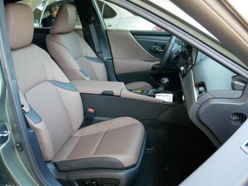 2025 Lexus ES 300h Base