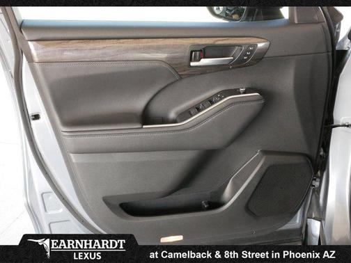 Moon Dust 2023 Toyota Highlander Hybrid Platinum