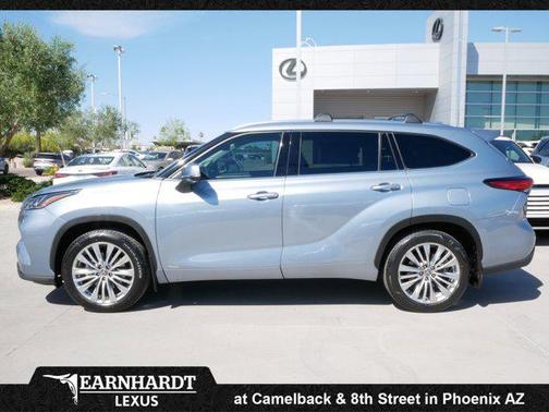 Moon Dust 2023 Toyota Highlander Hybrid Platinum