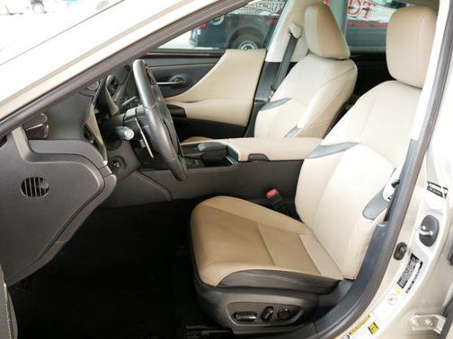 2019 Lexus ES 300h Luxury