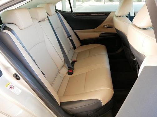 2019 Lexus ES 300h Luxury
