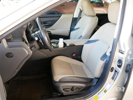 2019 Lexus ES 300h Luxury