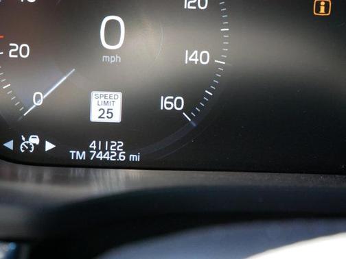 2021 Volvo XC60 Recharge Plug-In Hybrid T8 R-Design