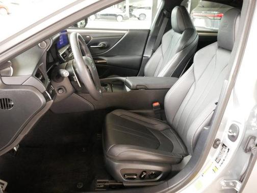 Iridium 2023 Lexus ES 300h F SPORT Handling