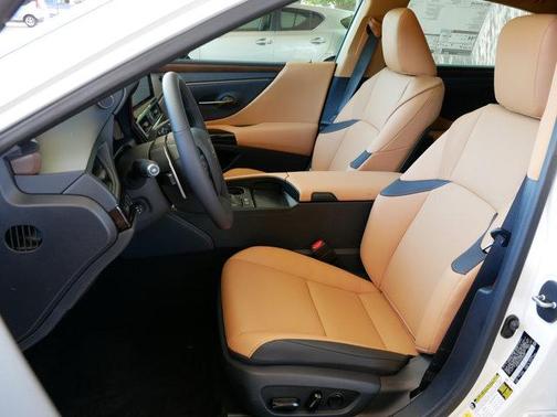 2025 Lexus ES 300h Base